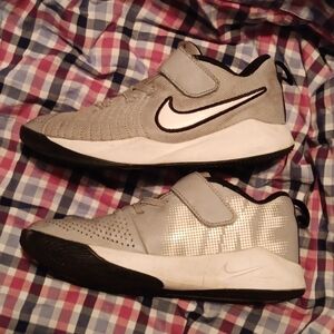 TEAM HUSTLE, Quick strap, Size 3Y Nike Grey/Black/white shoes